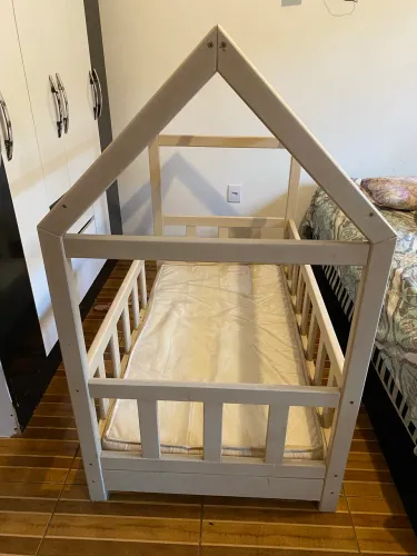 Cama montessoriana de madeira