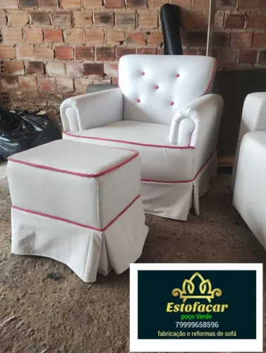 Poltrona feminina com puff 