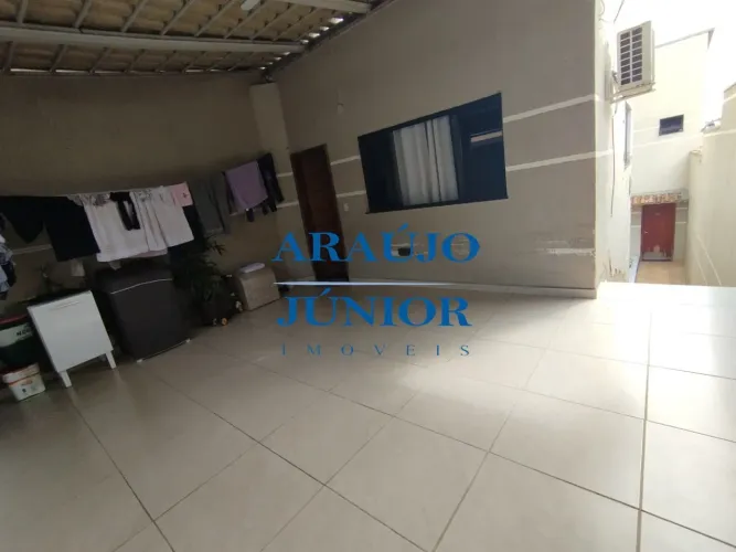 Linda casa com edícula disponível para venda