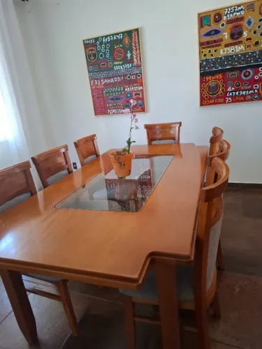 Mesa de Jantar Em Madeira Maciça 8 Lugares alto padrão com cadeiras estofadas