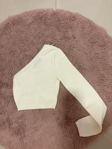 cropped manga longa um ombro