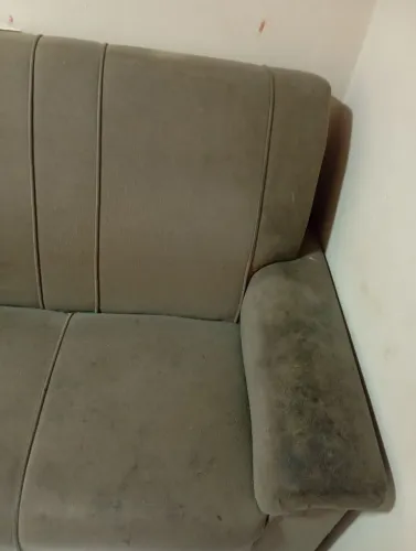 Vendo sofá com ótima estrutura e só falta higienizar