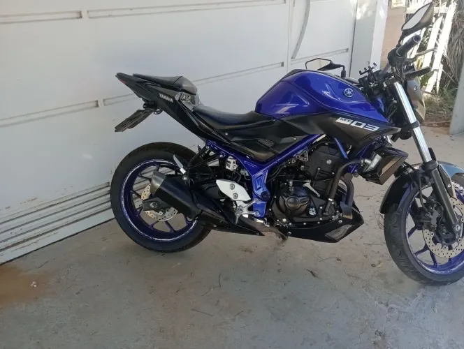 Moto MT 03 azul completa