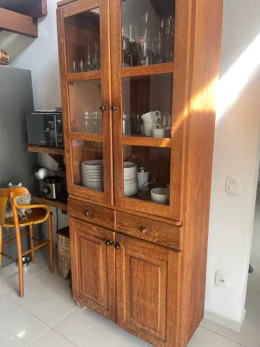 Cristaleira em madeira de demolição 