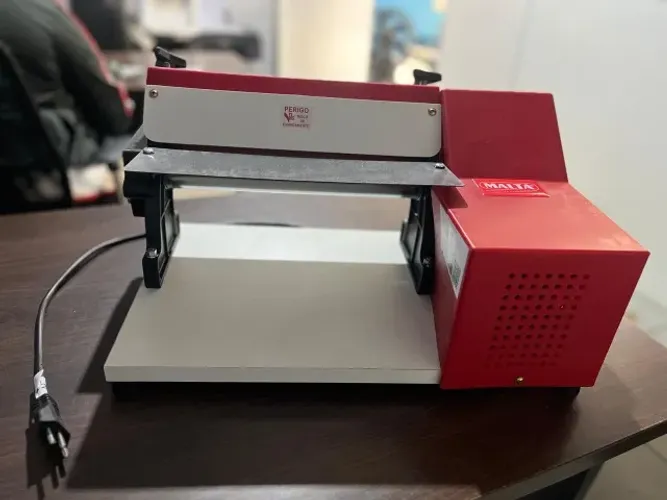  Laminador Cilindro Elétrico Para Massas Pães e Pizzas Malta Com Talharim 28cm Vermelho
