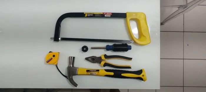 Kit de Ferramentas com Martelo, Arco de Serra, Alicate, Trena e Chave