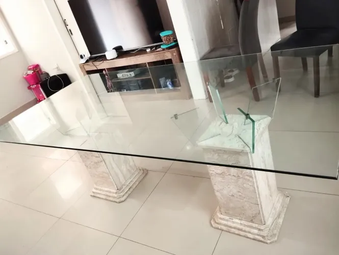 Mesa de Vidro com base em Travertino