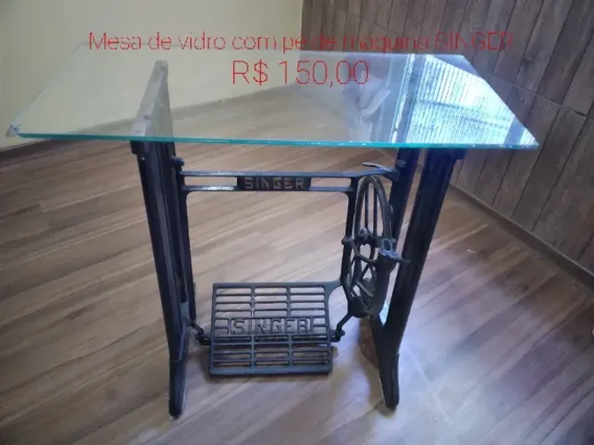 Mesa de vidro com pé de maquina SINGER 