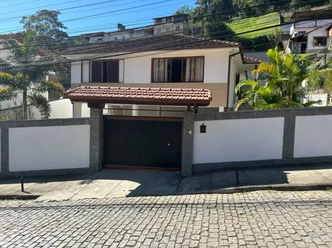 Casa fora de condomínio em ótima localização!