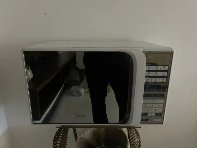 Microondas Midea 31L com defeito 