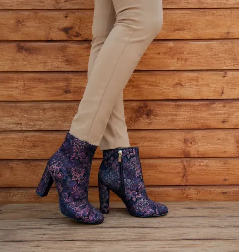 Bota preta com bordados e salto quadrado em ótimo estado