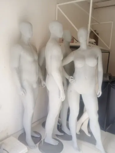 Maniquim e balcão