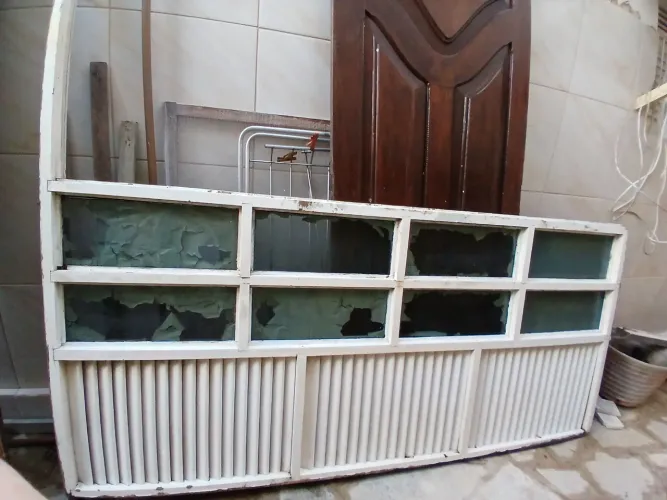 Forra de porta com detalhe em vidro e veneziana