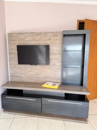 Painel com rack suspenso