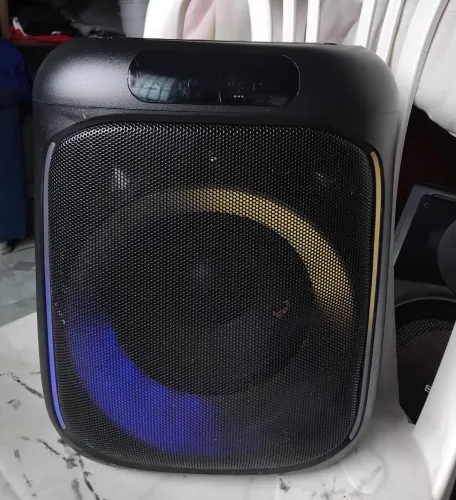 Vende se caixa de som <br> Bem conservada ....<br> Valor 350 pra levar logo