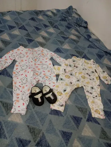 Várias roupinhas e sapatinhos para bebê