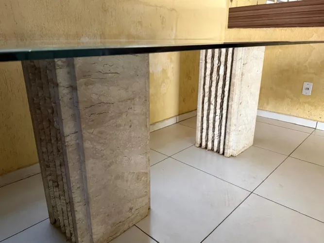 Mesa de pés de pedra bege Bahia