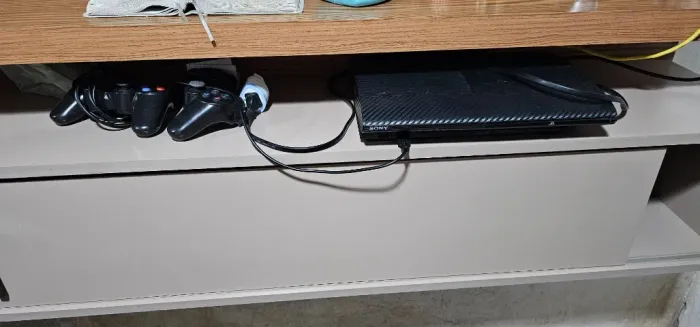 Ps3 desbloqueado e revisando acompanha 2 controles