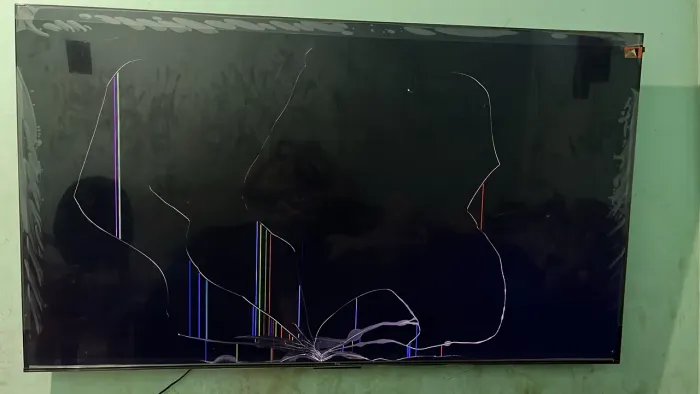 Vendo tv TCL nova com tela quebrada 
