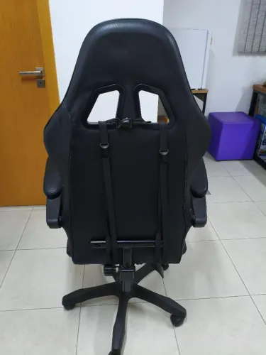 Cadeiras uma gamer e uma de escritório
