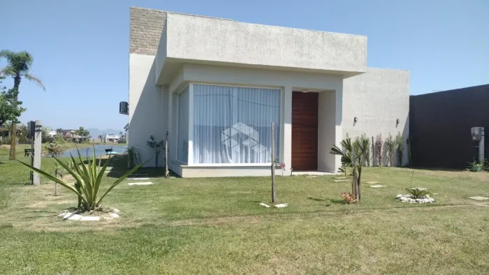 Casa à venda, com 3 quartos/dormitórios, 1 vaga/box, no condomínio Riviera, Xangri-lá/RS