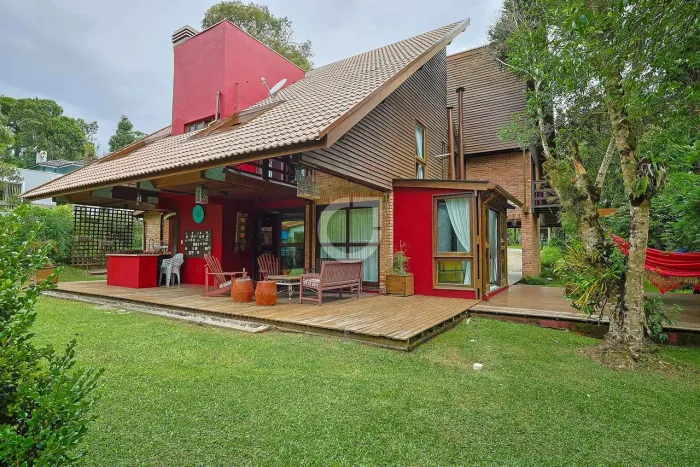 Chácara à venda com 2.425 m² de terreno e 300 m² de área construída