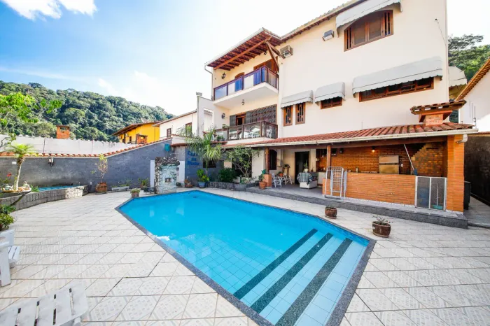 Viva com lazer e conforto nesta casa ampla e ensolarada para venda