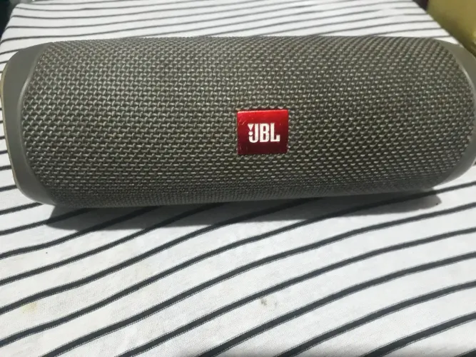 Vendo caixa jbl flip 5 semi-nova pouco tempo de uso ótimo estado aceito troca