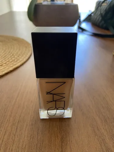 Base da marca Nars  na  cor lima, sem uso