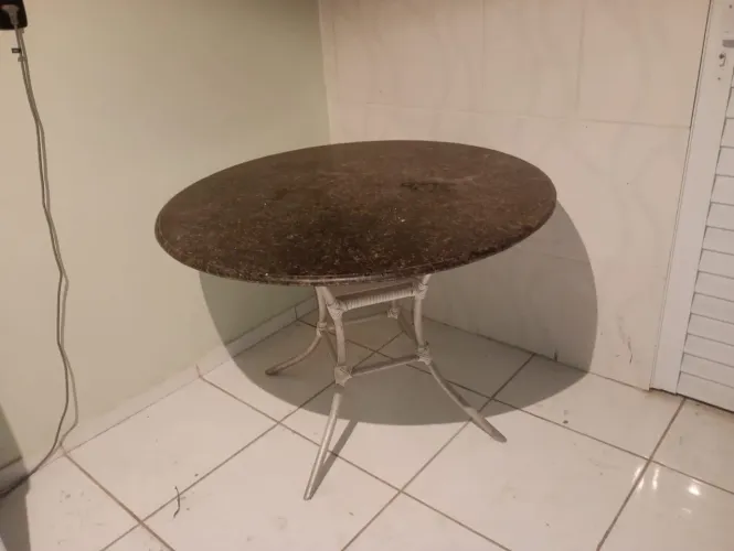 Mesa e cadeiras de alumínio