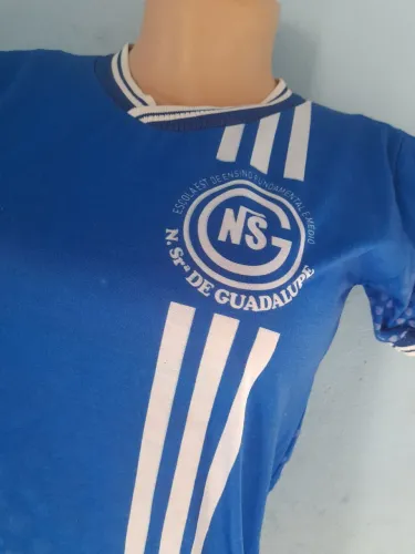 Blusa tamanho P nova usada apenas dois dias. 50 reais. 