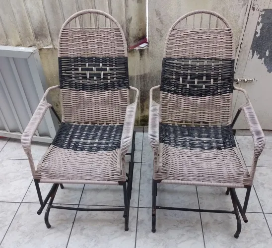 Vendo um par de cadeiras de balanço grande 