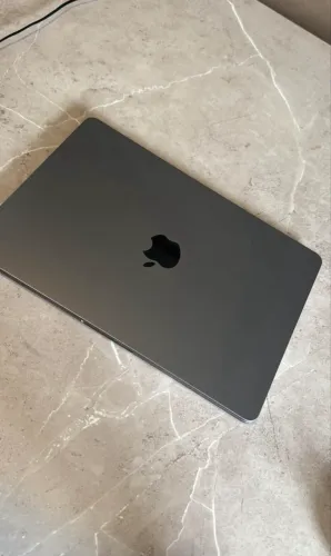 MacBook Air M2 (2022).  Configuração: 8GB RAM, 256GB SSD, cor Meia-Noite