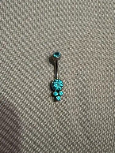 Piercing banana bell com zircônias azuis