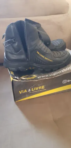 Bota confortável para pilotar moto 