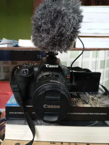 Aproveite para comprar câmera Sl3 com lente do kit+lente 35mm Yongnuou e Mic BOYA direc 