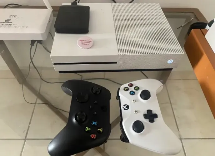 Xbox One S 500GB + 2 Controles - Dark Souls II mídia física.