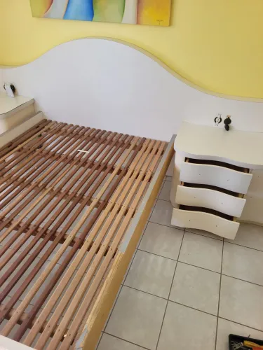 Cama de casal madeira com 2 criados mudos e cabeceira