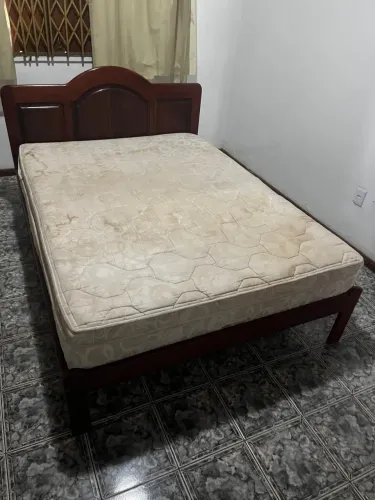 Cama em madeira com colchão de molas 