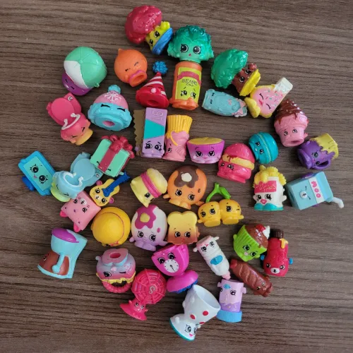 Lote com 41 Shopkins + 10 outros itens Shopkins - Moose Toys