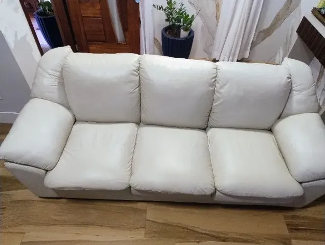 Sofá 3 lugares em couro 2,20x0,85x0,85