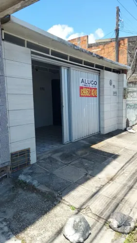 Casa espaçosa na Rua Buarque de Macedo/Centro para Locação ou Venda