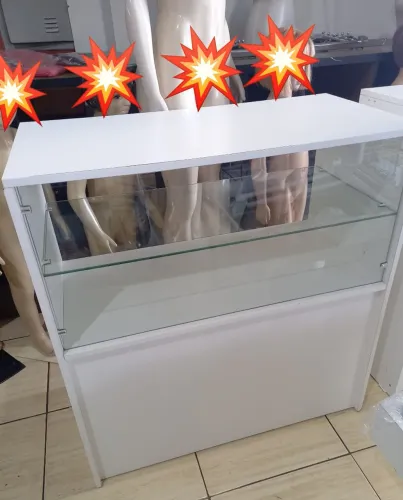 Balcão  atendimento  com vidro para e por produto 