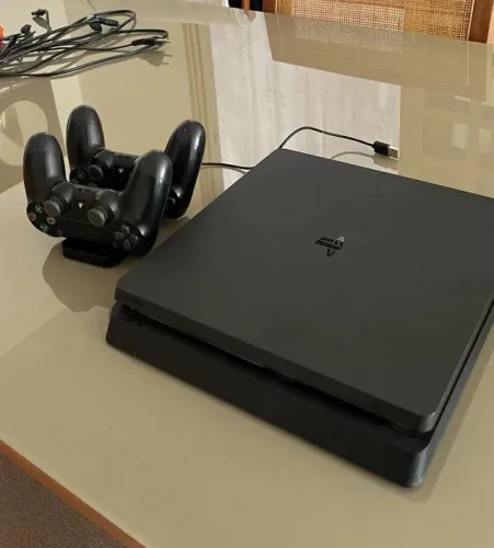 PS4 500GB + 2 controles + acessórios