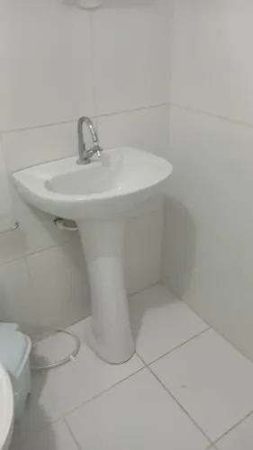 Pia para banheiro com torneira