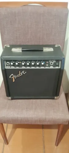 Amplificador Fender Frontman 15 R
