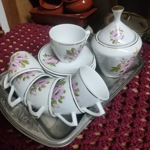 Conjunto Pozzani 1 açucareiro + 6 xícaras com pires café