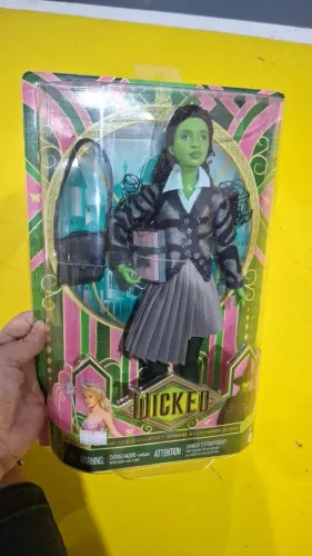 Boneca Elphaba at Shiz University (Wicked)