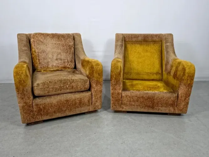 Par de Poltronas Década de 50, tecido Chenille original, estrutura em madeira maciça nobre