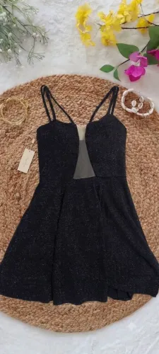 Vestido Preto com Brilho e Decote em Tule
